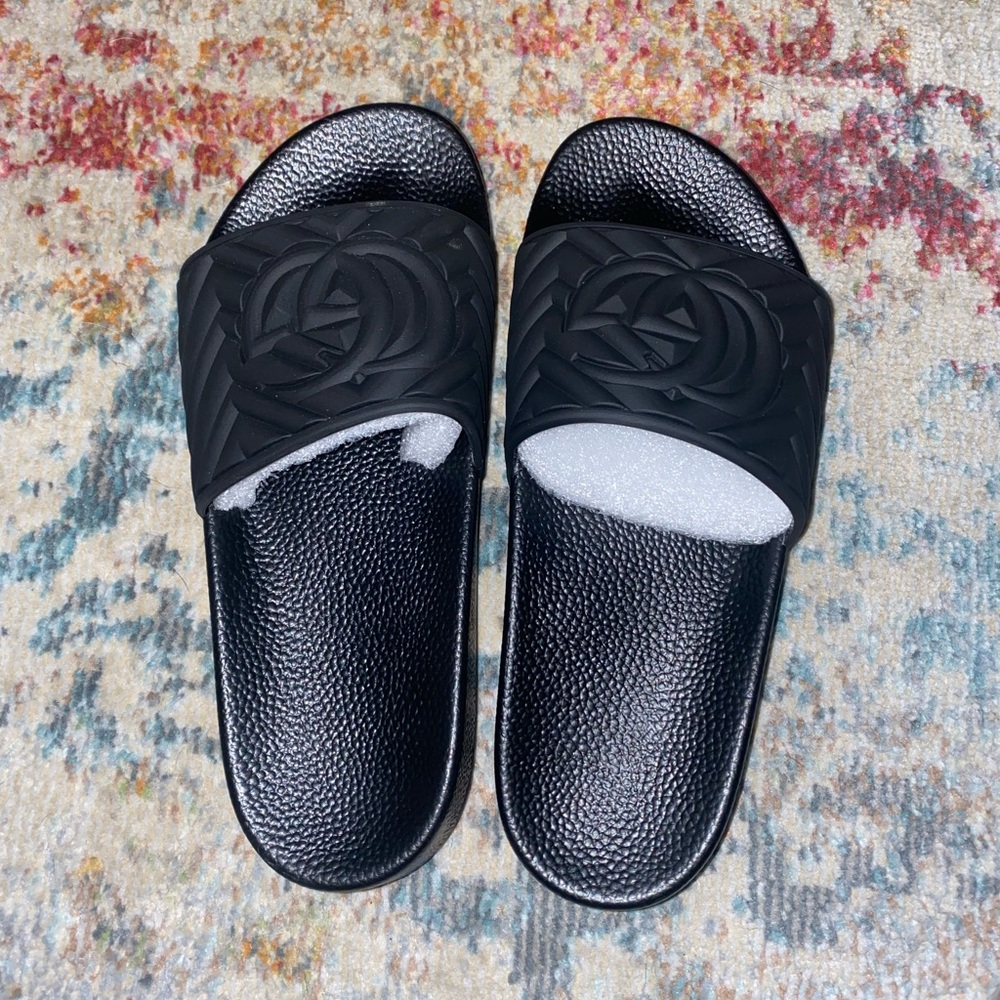 black gucci matelassé rubber slide